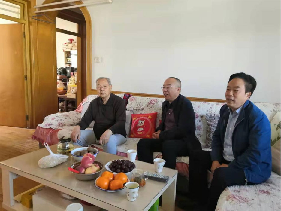 集團(tuán)領(lǐng)導(dǎo)重陽(yáng)節(jié)走訪看望離退休老干部(圖1)