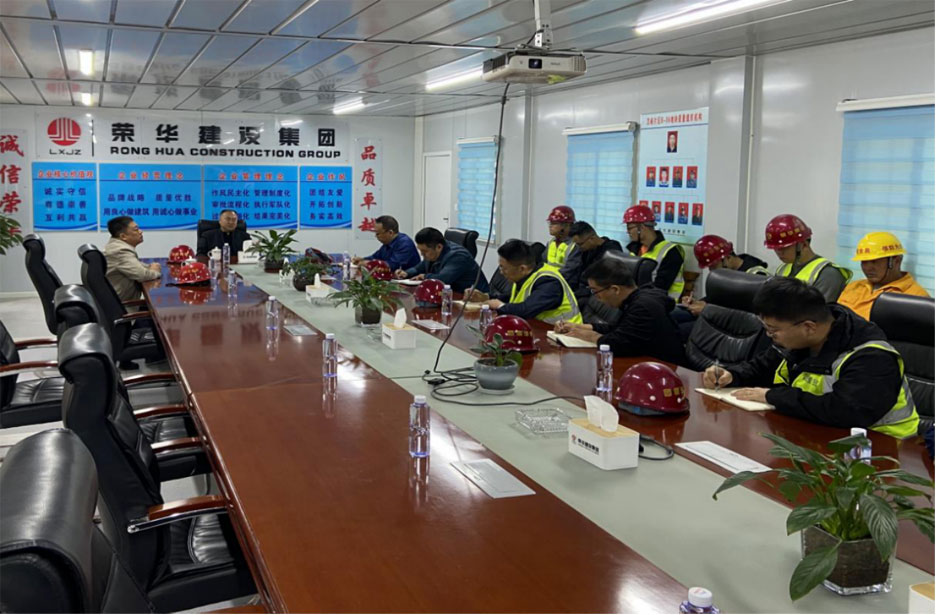 孫涌董事長蒞臨濟南分公司視察指導工作10月13日，集團公司董事長孫涌蒞臨濟南分公司視察指導工作，副總裁兼總工程師張行良陪同視察。 13日下午，孫涌董事長來到濟南分公司駐地，與濟南分公司總經(jīng)理張朋、項目(圖2)