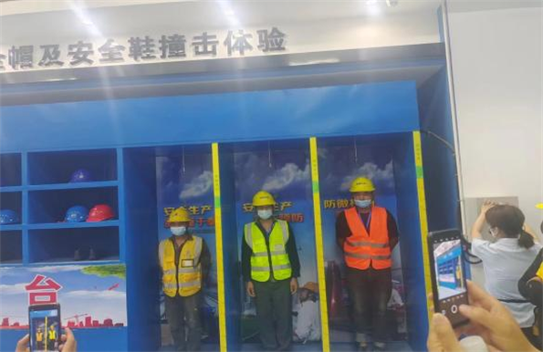 青島自貿(mào)片區(qū)?中德生態(tài)園建筑工人全員體驗式安全教育培訓(xùn)在榮華（青島）建科“省級建筑施工安全和裝配式施工體驗式教育基地”體驗館內(nèi)正式啟動(圖8)