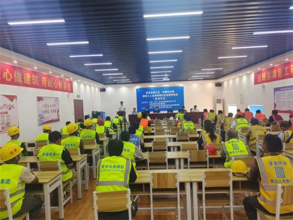 青島自貿(mào)片區(qū)?中德生態(tài)園建筑工人全員體驗式安全教育培訓(xùn)在榮華（青島）建科“省級建筑施工安全和裝配式施工體驗式教育基地”體驗館內(nèi)正式啟動(圖2)